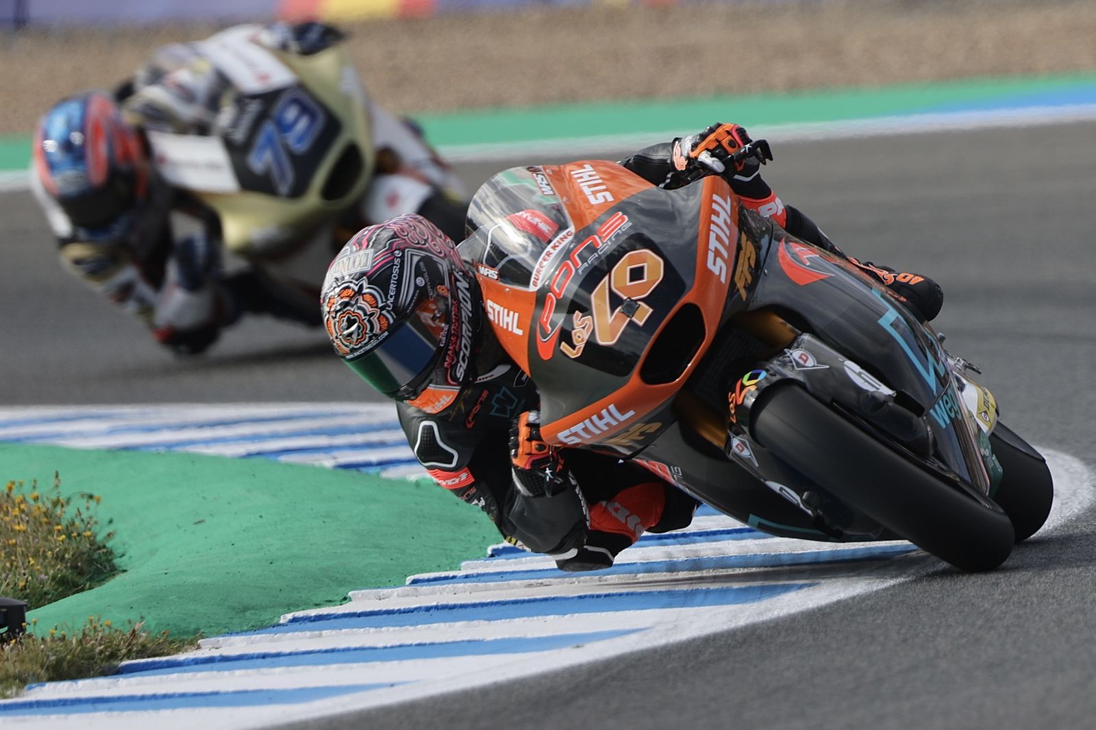 Cara a cara entre Aron Canet y Pedro Acosta en Moto2