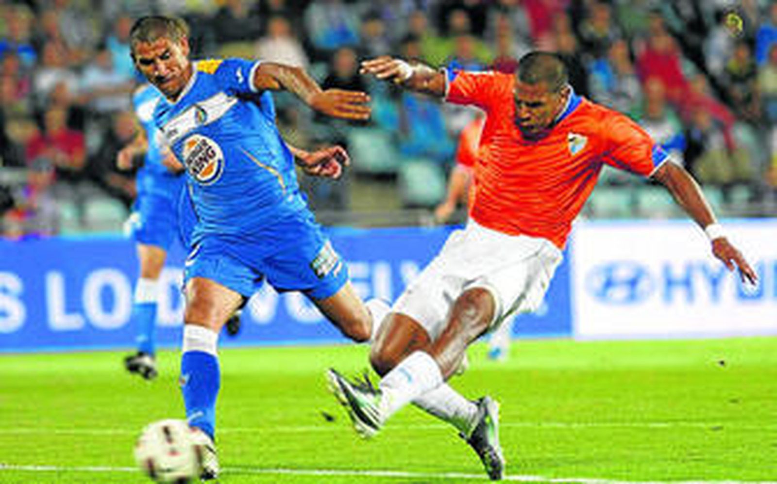 Rondón supera a Cata Díaz en la carrera para anotar el primer gol del Málaga.