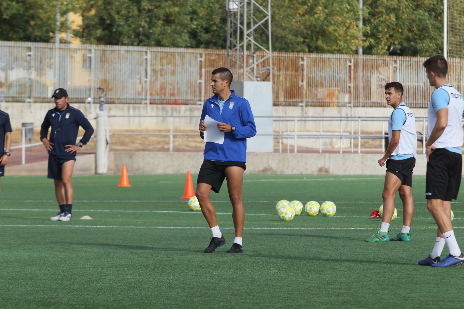 Isra, en un entrenamiento en La Granja con Juan Carlos Gómez al fondo.