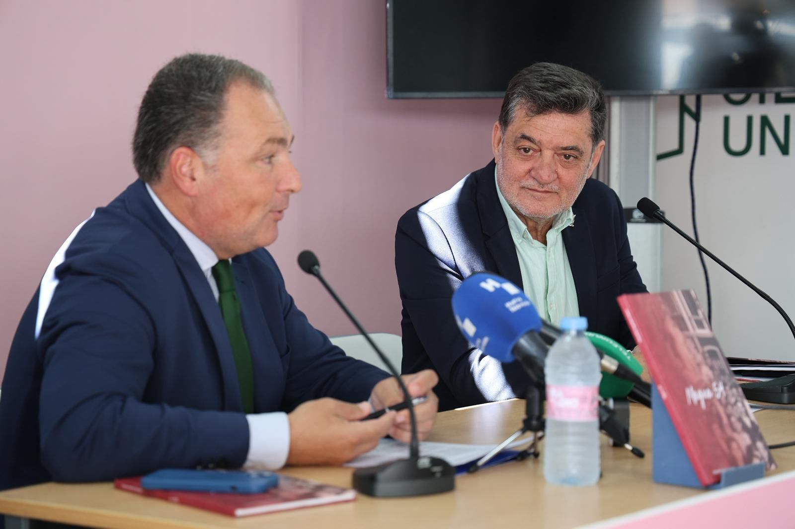 El presidente de la Diputación de Huelva, David Toscano, en la presentación del libro junto a su autor, Eduardo Sugrañes.