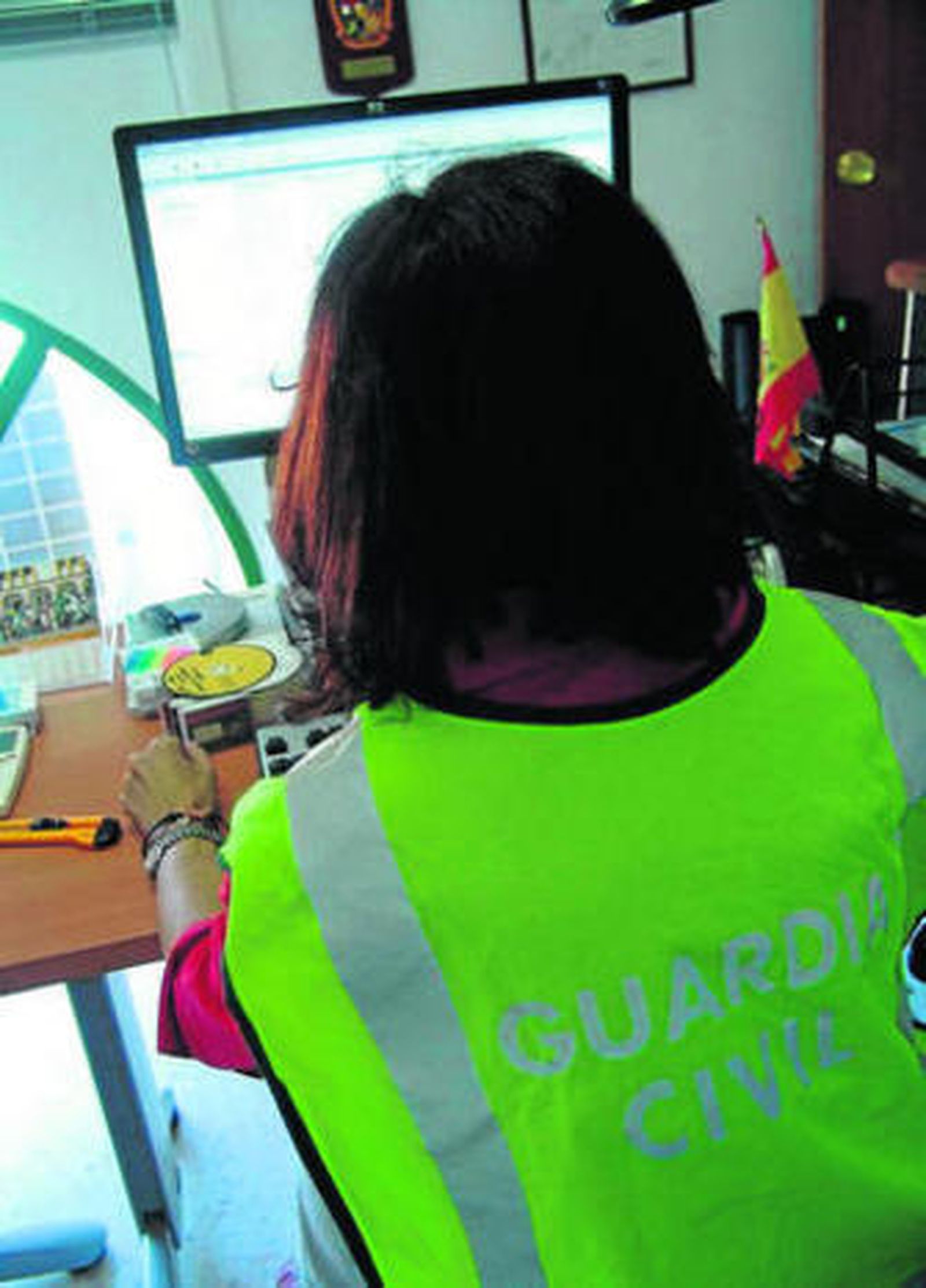 Una agente de la Guardia Civil, durante la investigación.