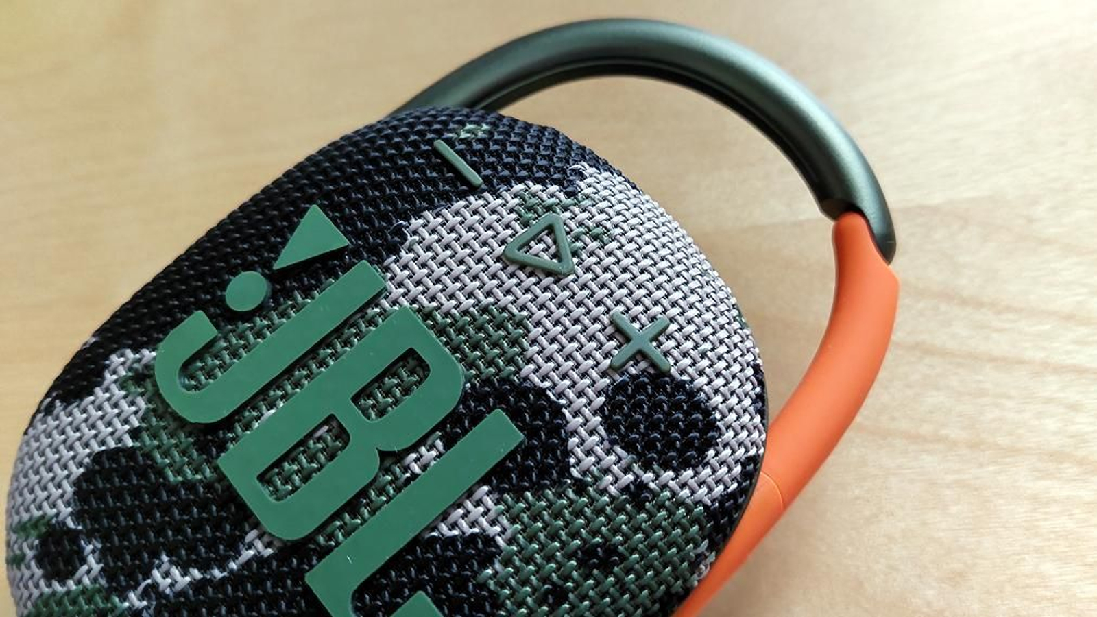 Los controles del altavoz bluetooth JBL Clip 4