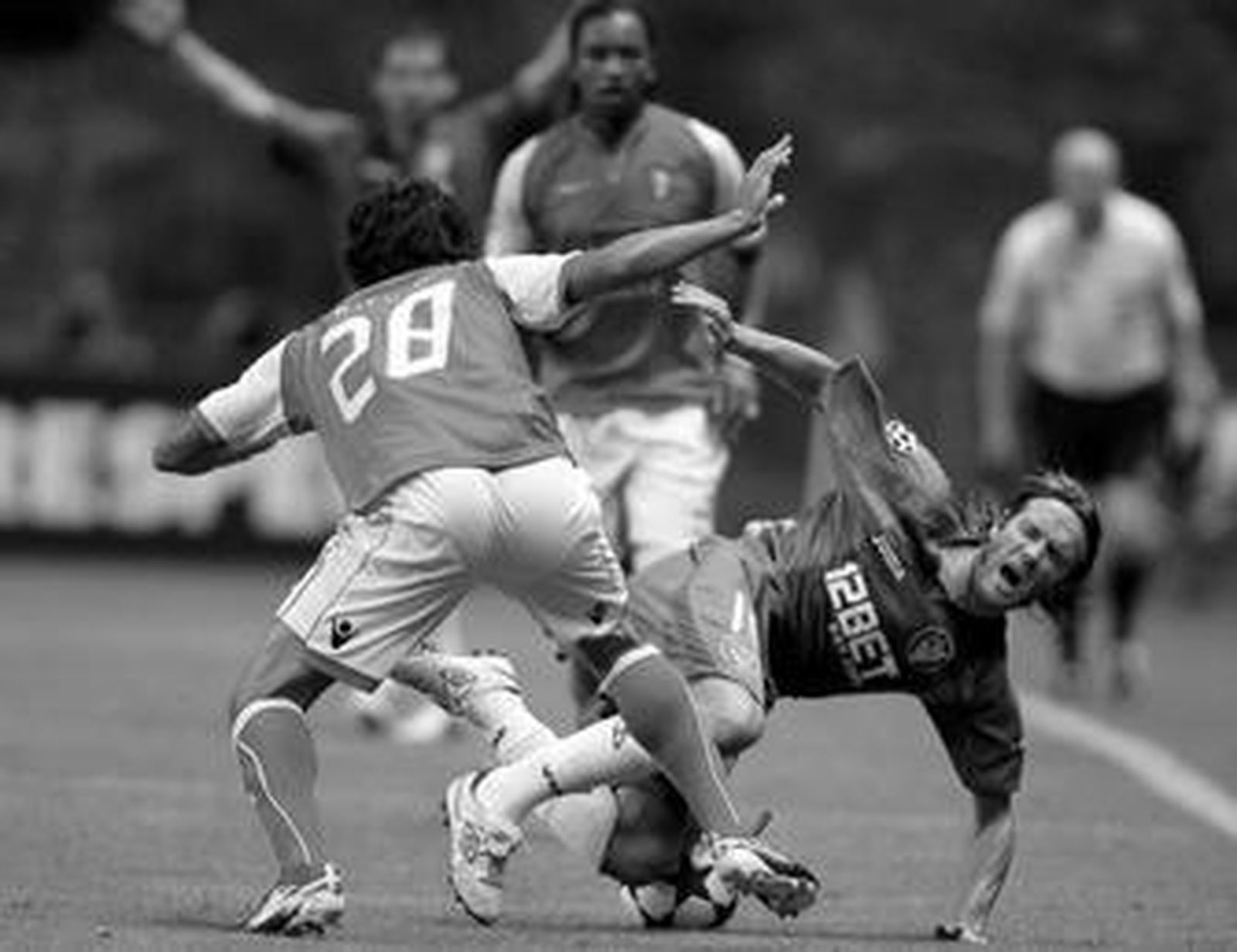 El sevillista Diego Capel se va al suelo tras ser golpeado por el portugués Silvio.