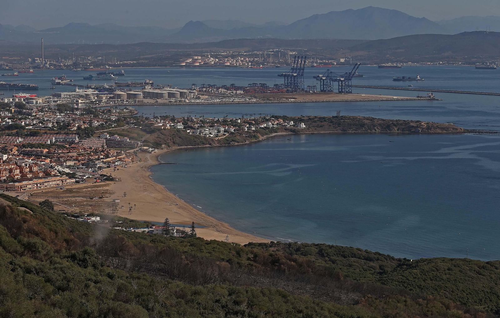 El impacto del incendio forestal de Algeciras, en imágenes