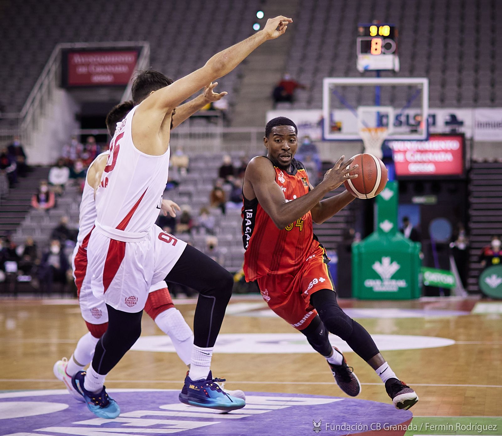 Ellisor intenta entrar a canasta.