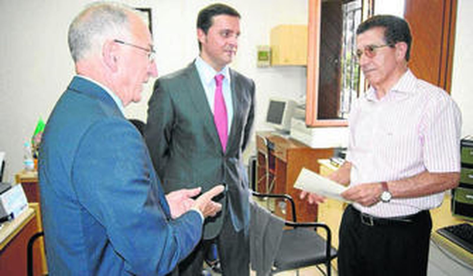 Amat habla con el alcalde de Alcudia de Monteagud, Juan Blas Martínez, bajo la atenta mirada de Javier Aureliano .