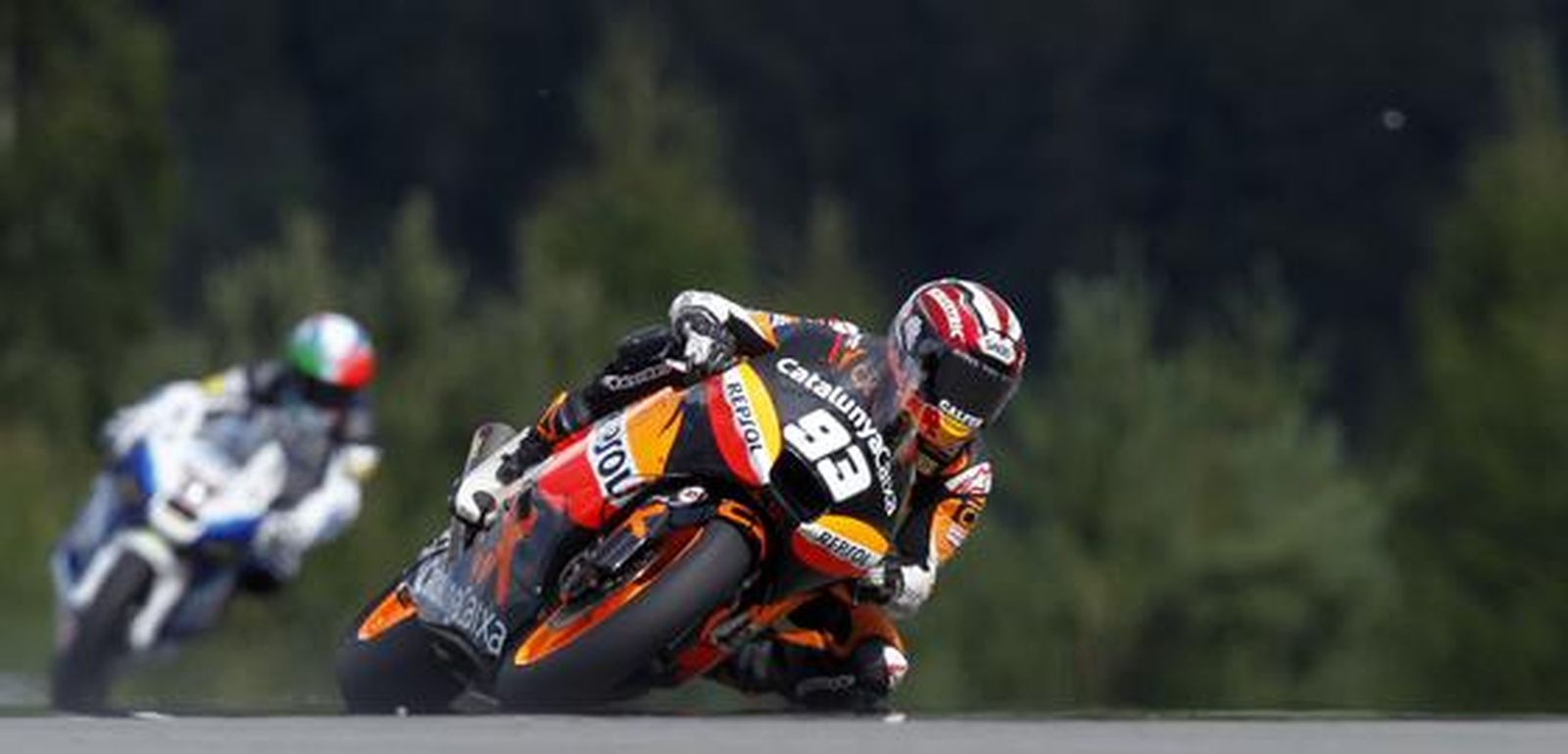 Iannone se cuela por delante de Marc Márquez y Bradl en Moto2. / Reuters