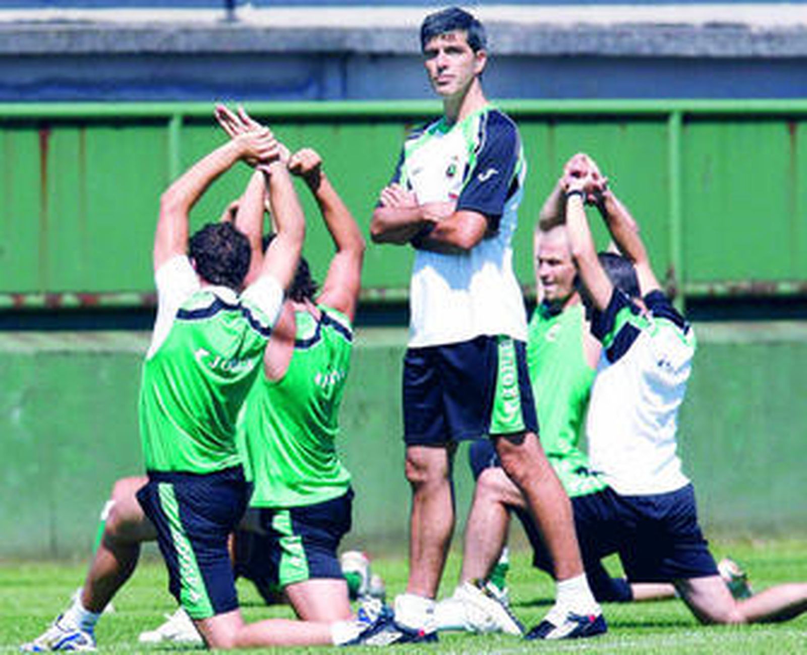 Muñiz dirige un entrenamiento en Santander.