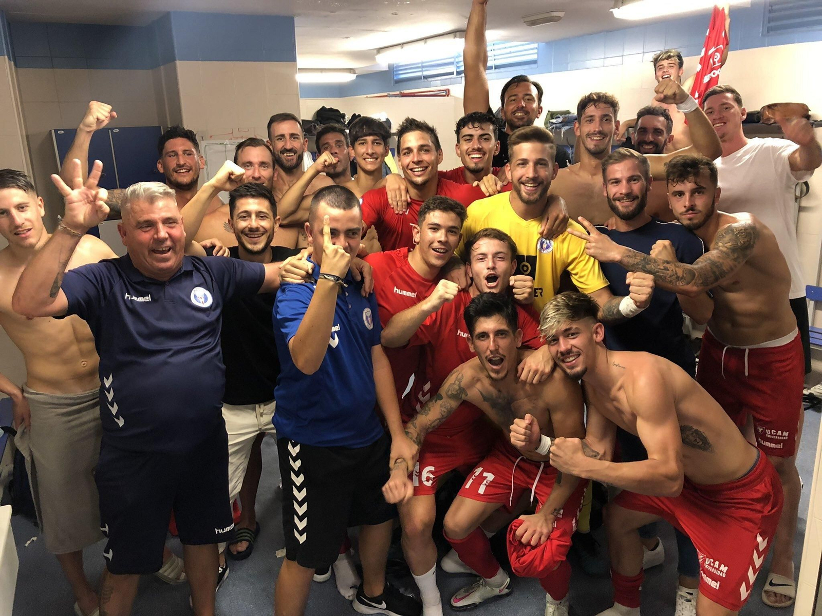 Los jugadores de El Palo celebran un triunfo.