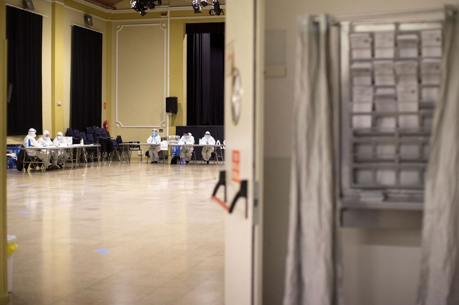 Imágenes de la jornada electoral en Cataluña