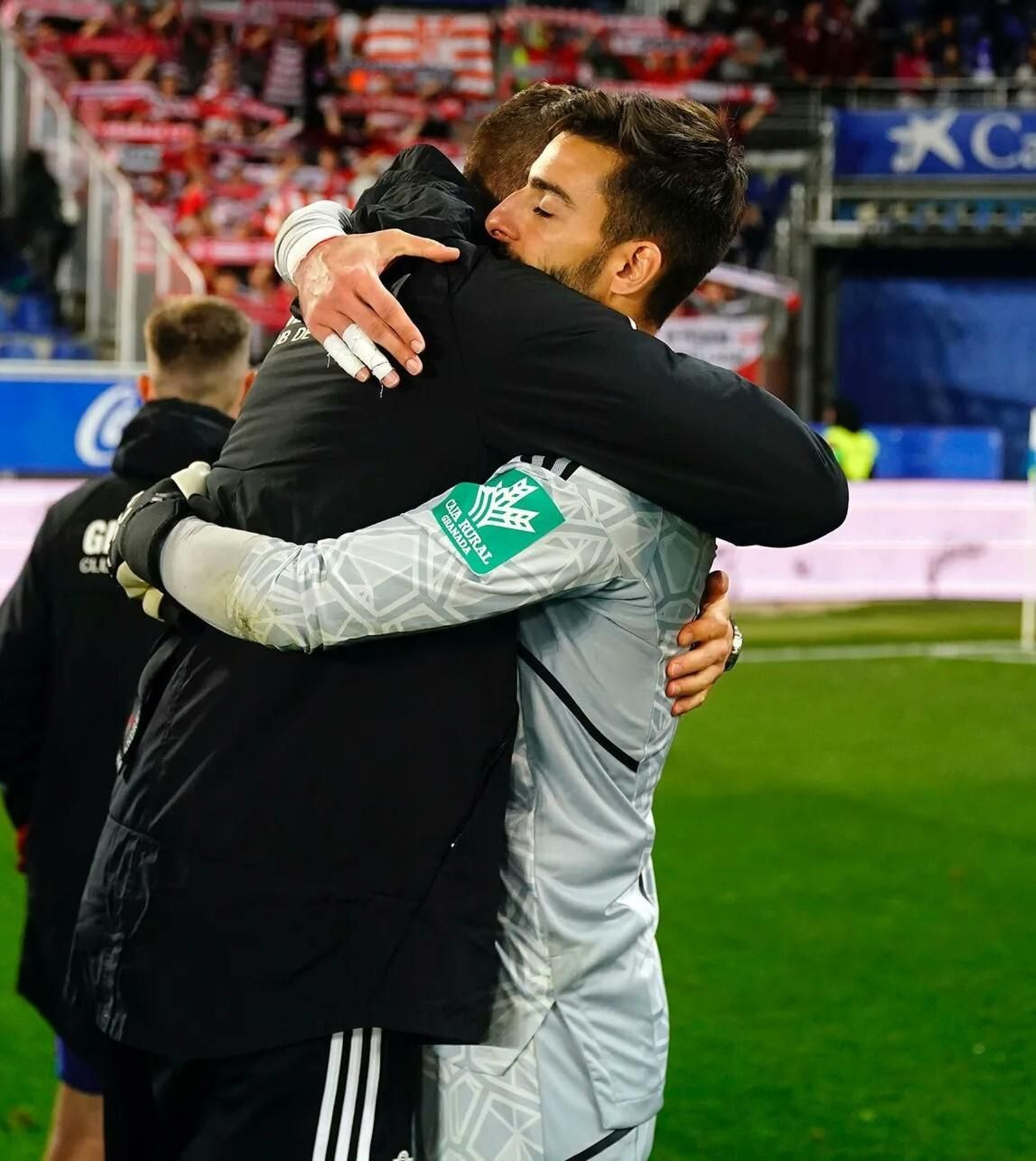 André Ferreira abraza a Raúl Fernández tras el partido de Vitoria
