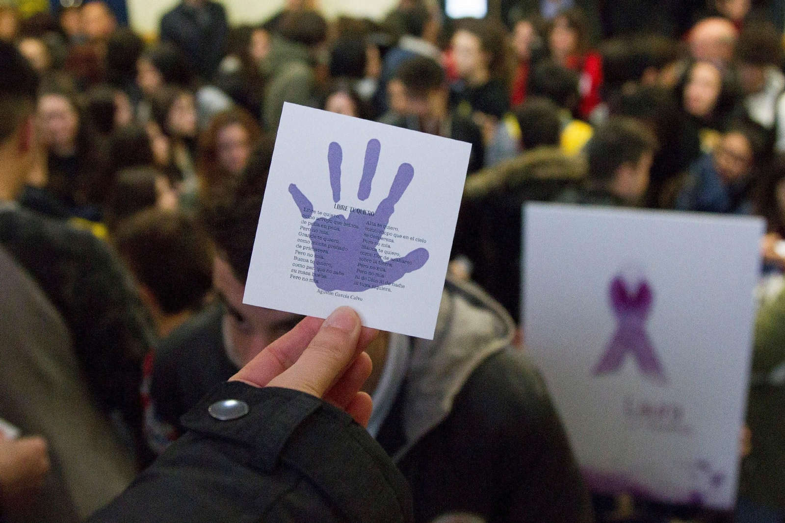Uno de los alumnos muestra el cartel con el poema leído en memoria de Laura.