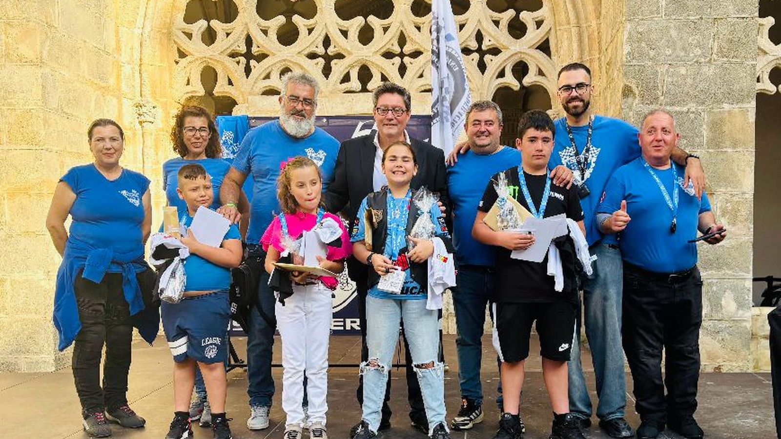 Aparicio, junto a los ganadores del Concurso escolar de dibujo GP.