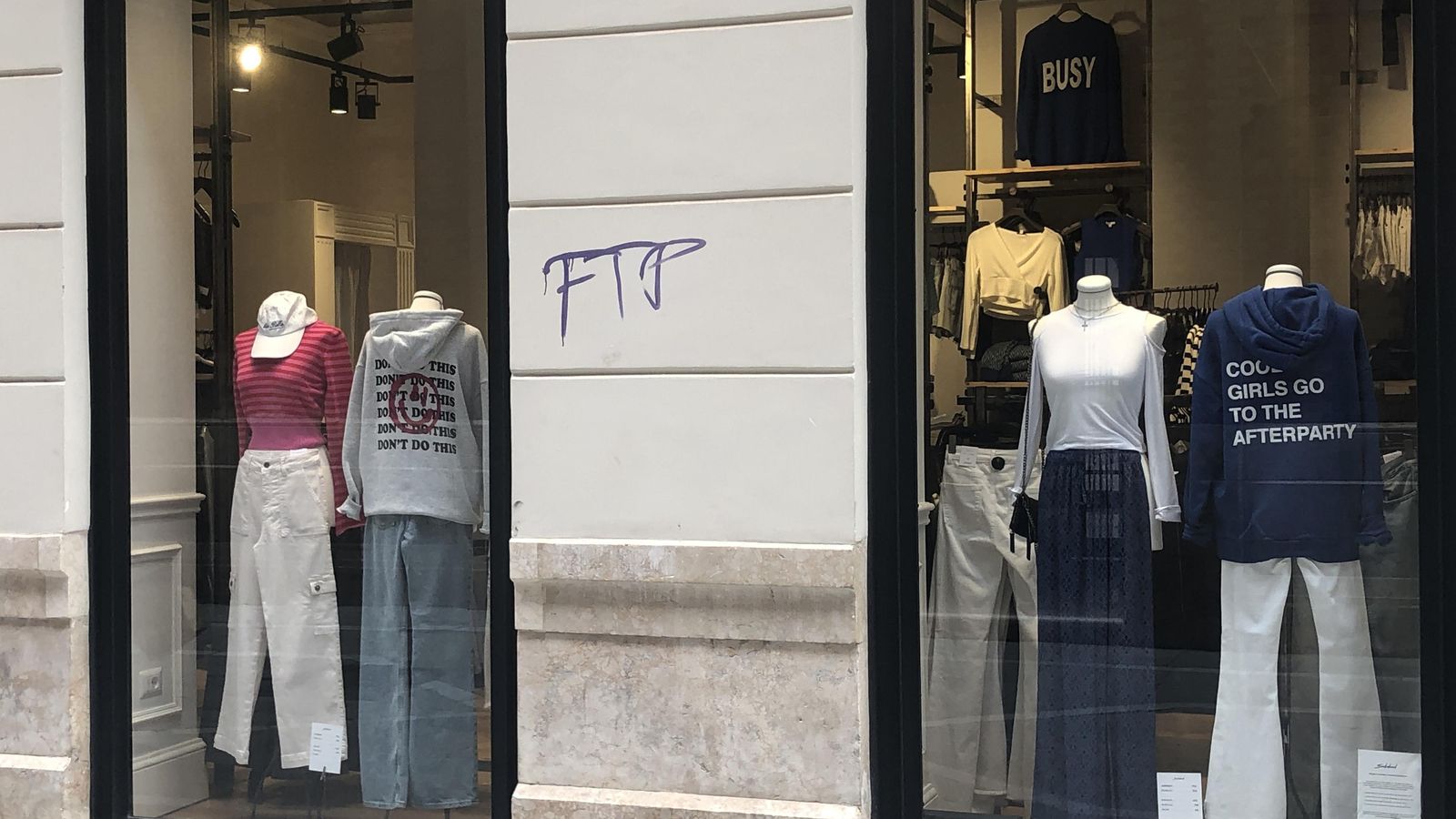 Escaparate de un comercio de ropa juvenil en Málaga.