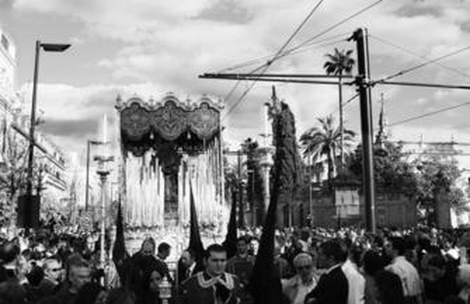 El palio de la Virgen de la Angustia atraviesa un tramo de la calle San Fernando en paralelo a los postes y catenarias del tranvía.