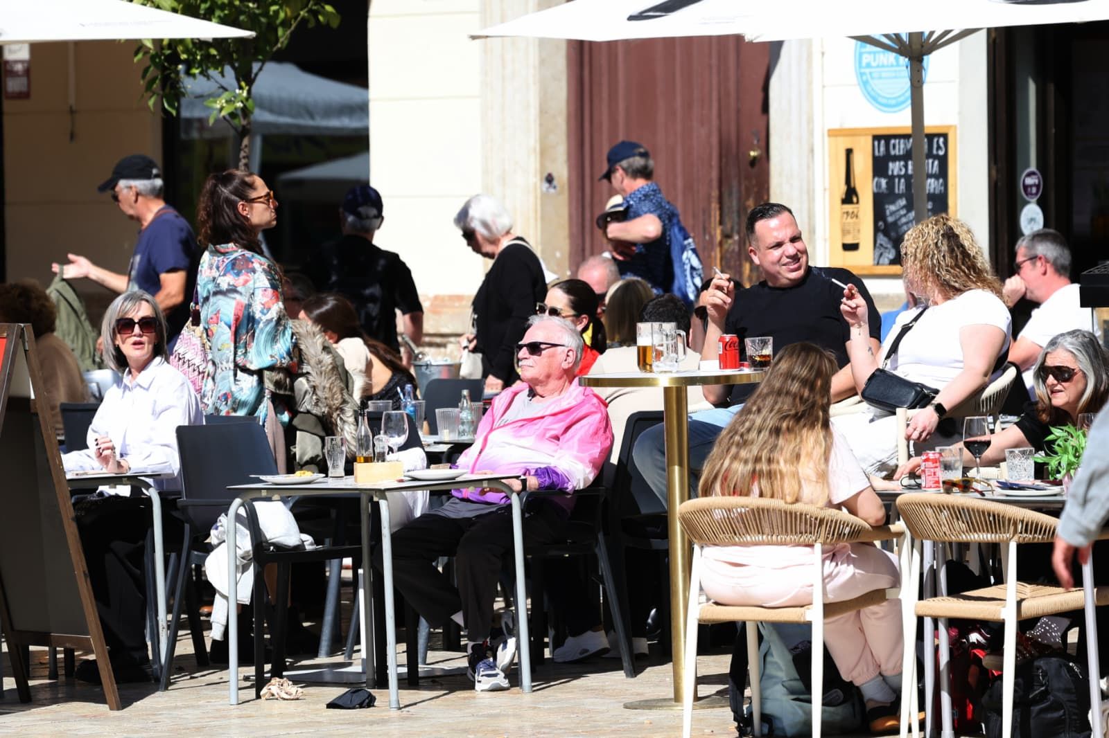 Las mangas cortas dejan atrás a los paraguas en Málaga
