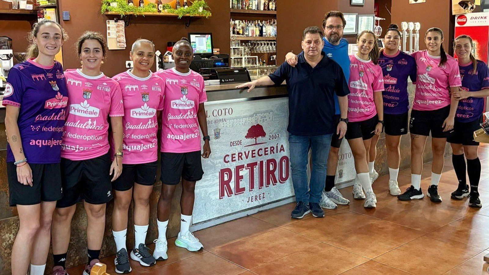 Jugadoras del Guada FSF y Andrés Sánchez, en su visita a la Cervecería Retiro, uno de sus patrocinadores.