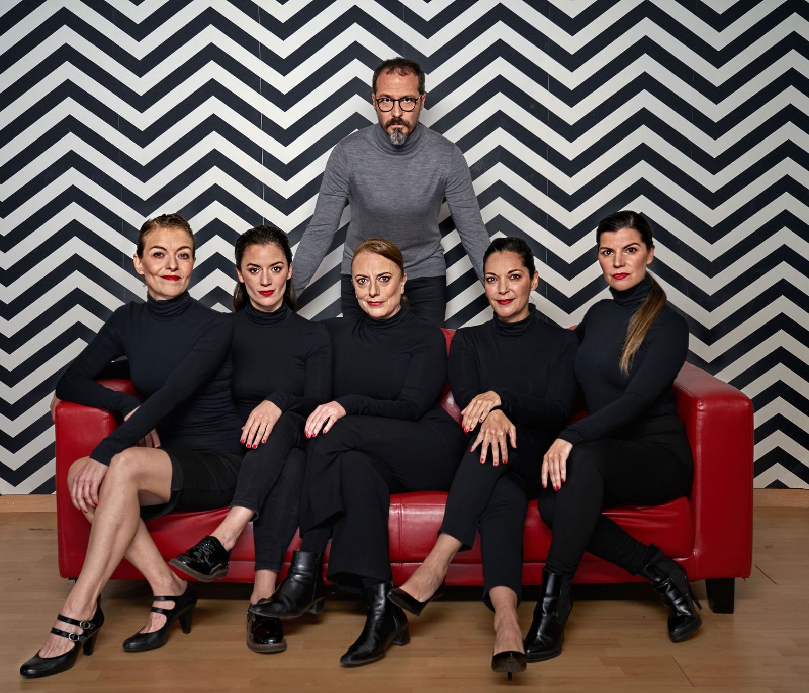 El reparto de 'Todas las mujeres' al completo, con Fele Martínez apoyado en el sofá, de pie, y Mónica Regueiro, en la esquina de la derecha.