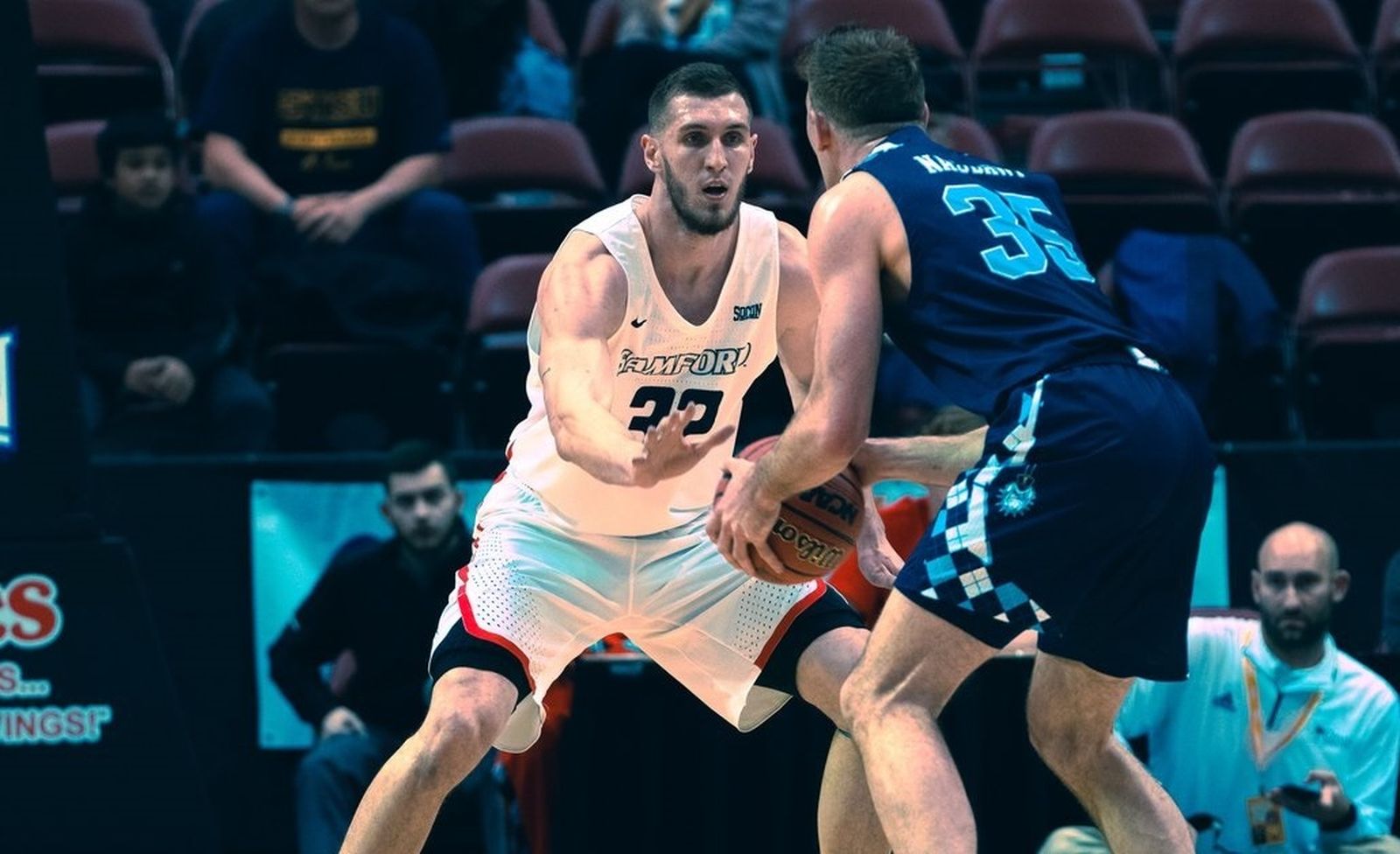 Rubén Guerrero defiende a un rival.