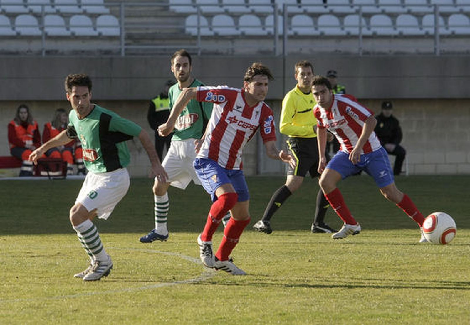El Algeciras, que sólo logró empatar ante el Puerto Real en un ambiente enrarecido, continúa cuarto en la clasificación./Fotos:Erasmo Fenoy 

Foto: Erasmo Fenoy