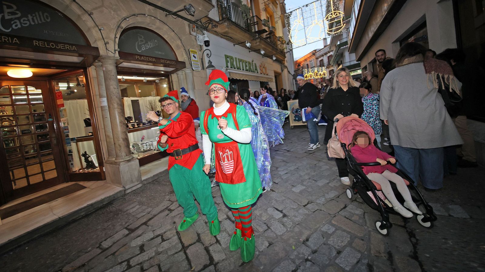 Imágenes del pasacalle navideño de Acoje por el centro de Jerez