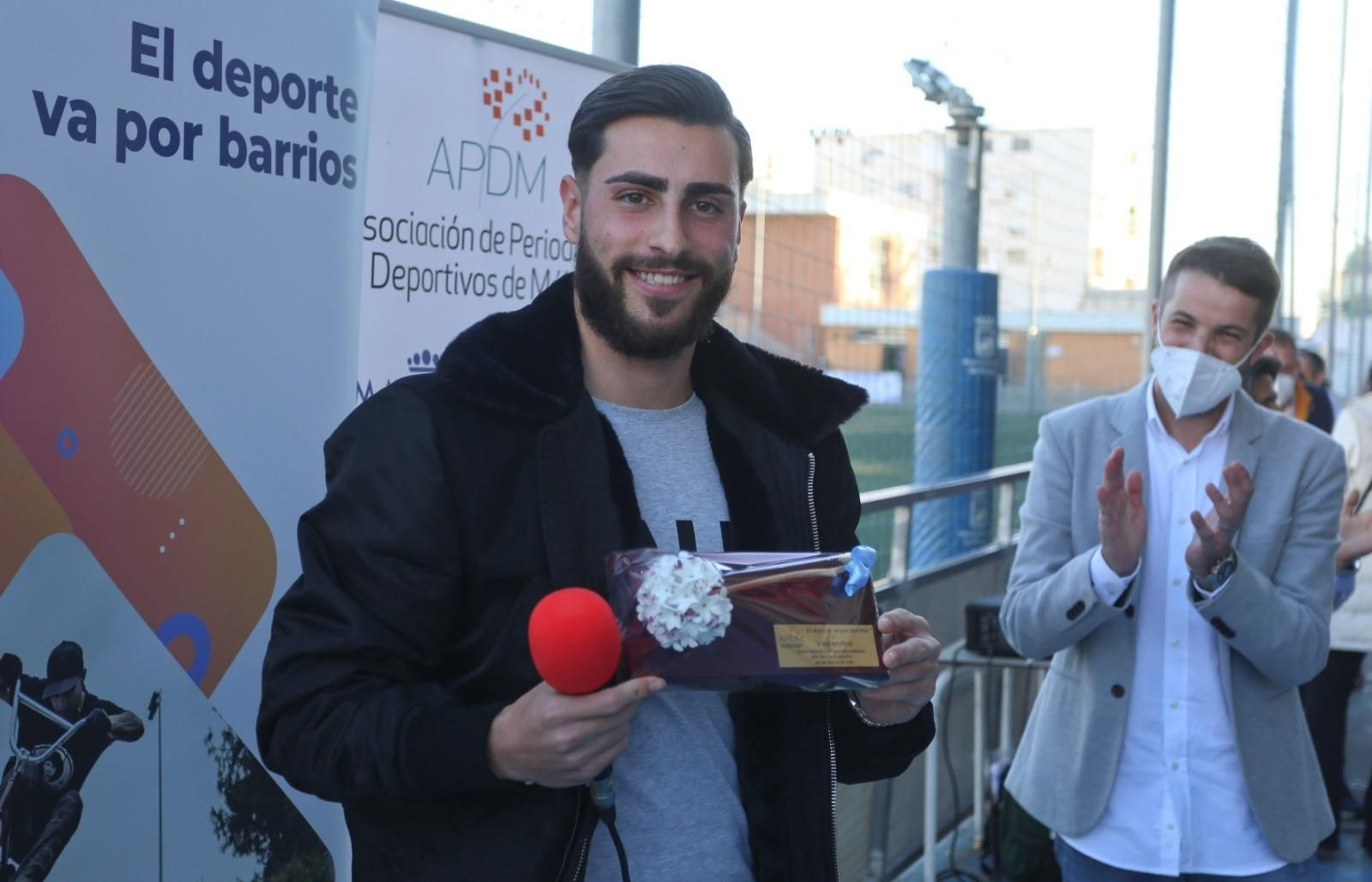 Luis Muñoz, en el campo de La Virreina durante 'El deporte va por barrios'