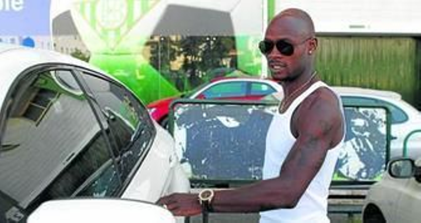 Emana se dispone a subir a su automóvil en los aledaños del Benito Villamarín.