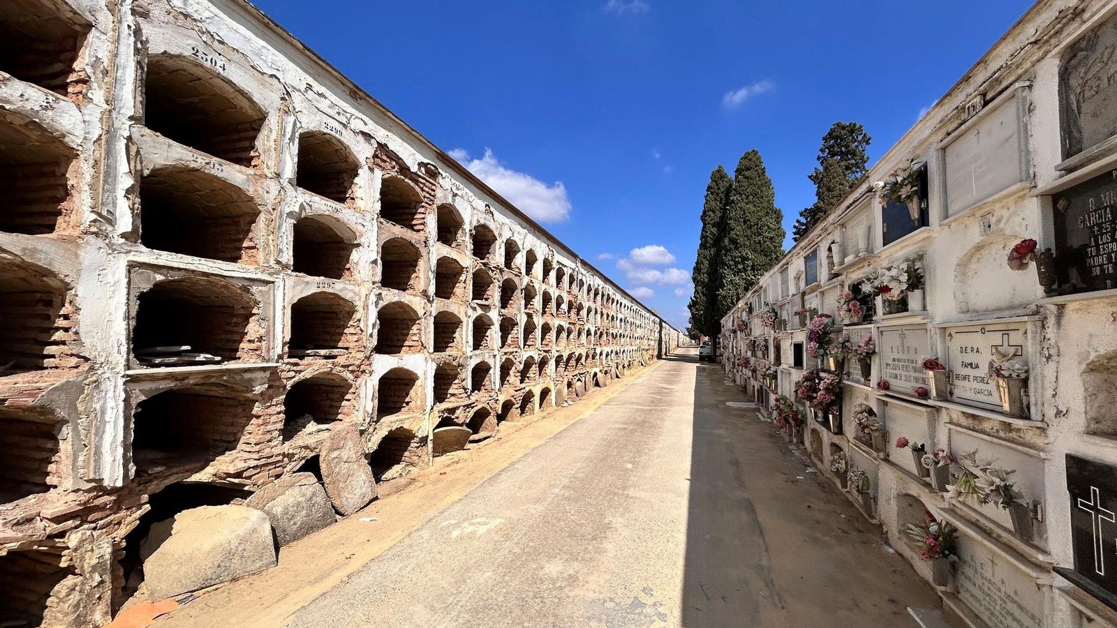 Los nichos están construidos con materiales tradicionales y datan de la primera mitad del siglo XX.