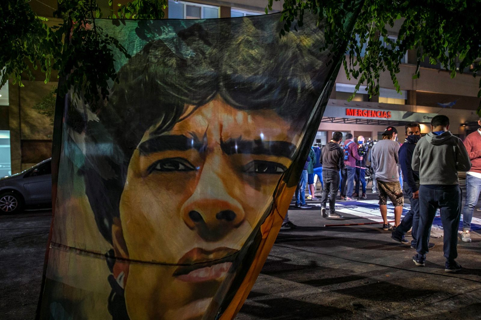 Aficionados se juntan en la clínica donde se encuentra ingresado Maradona.