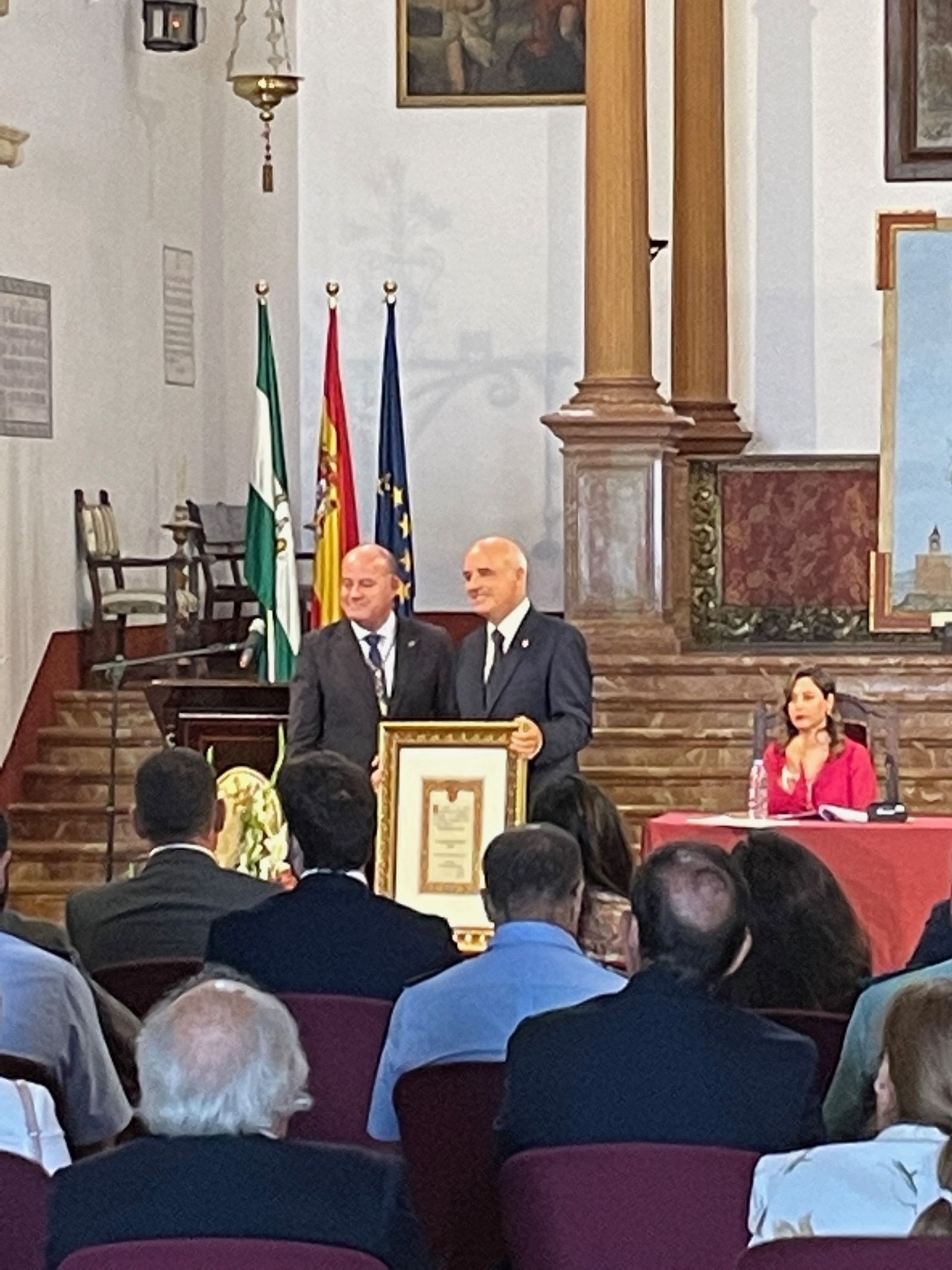 Juan M. Guardia junto al alcalde.