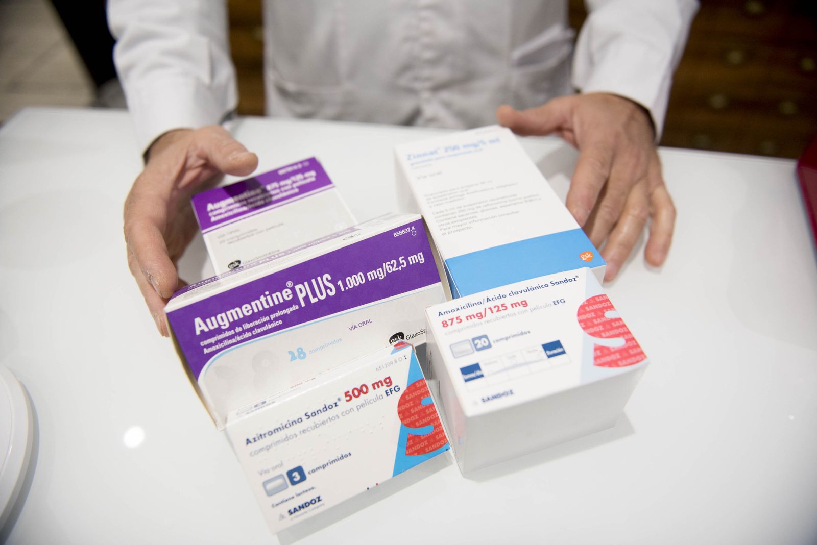 Envases de antibióticos en una farmacia.