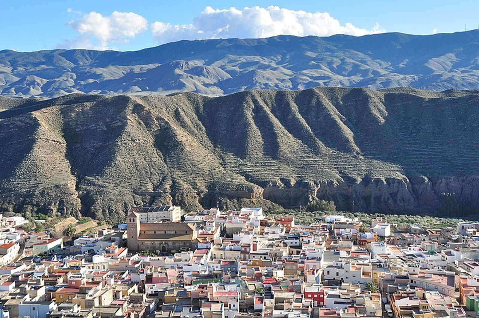 Panorámica de Tabernas con el desierto al fondo.