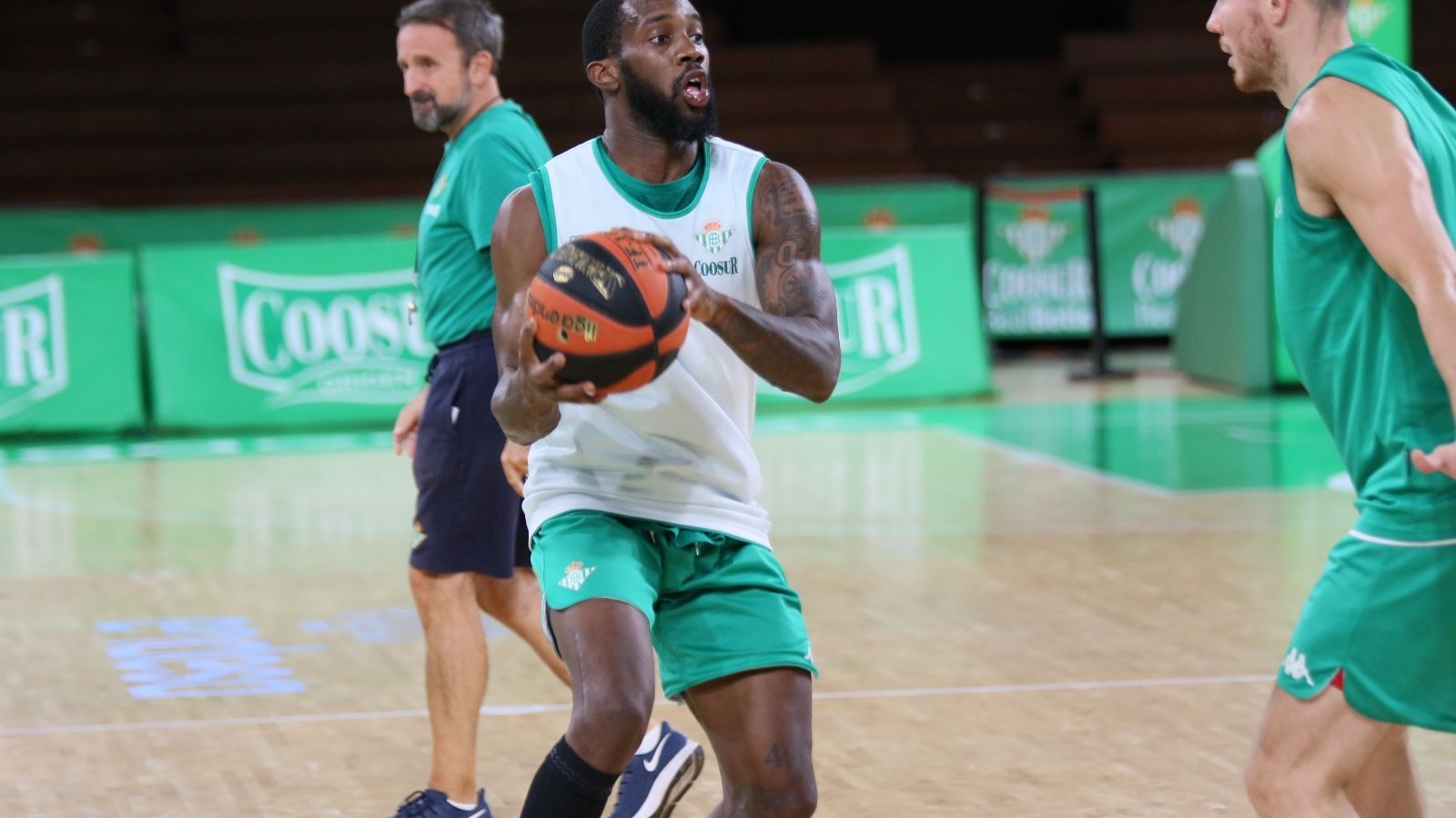 Carrington encara a Bertans, en presencia de Plaza.