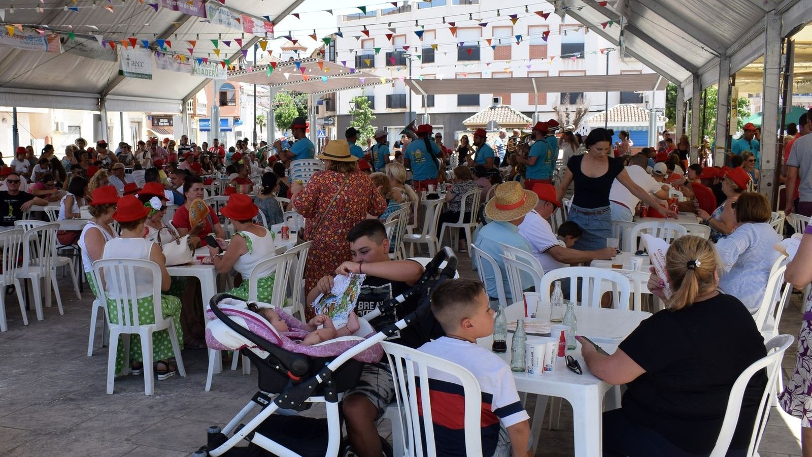 Ambiente festivo en la Caseta Municipal durante las Fiestas de Chauchina 2023.