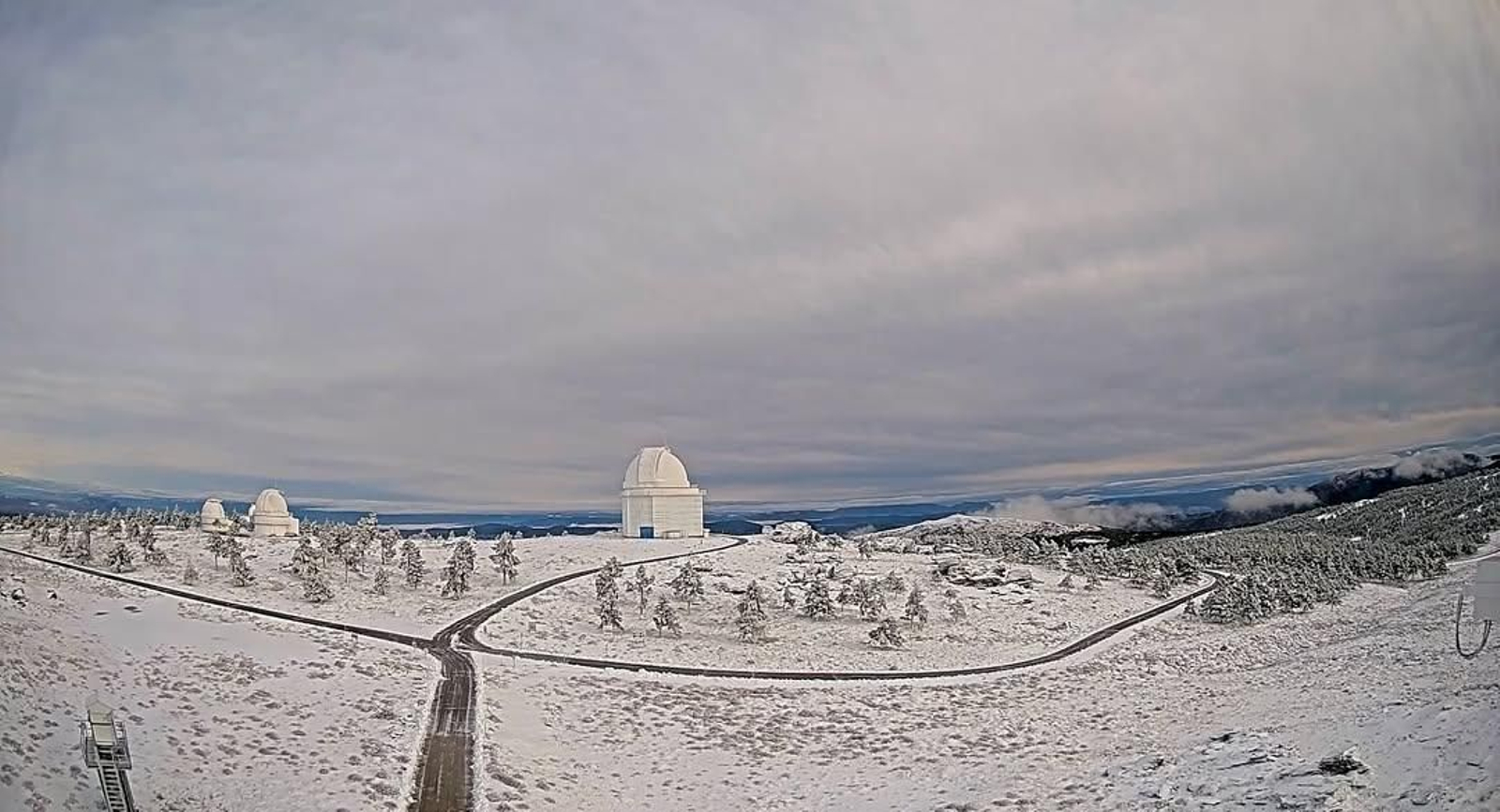 ❄️ El observatorio se viste de invierno con unos 4 cm de nieve- un paisaje de postal que quita e