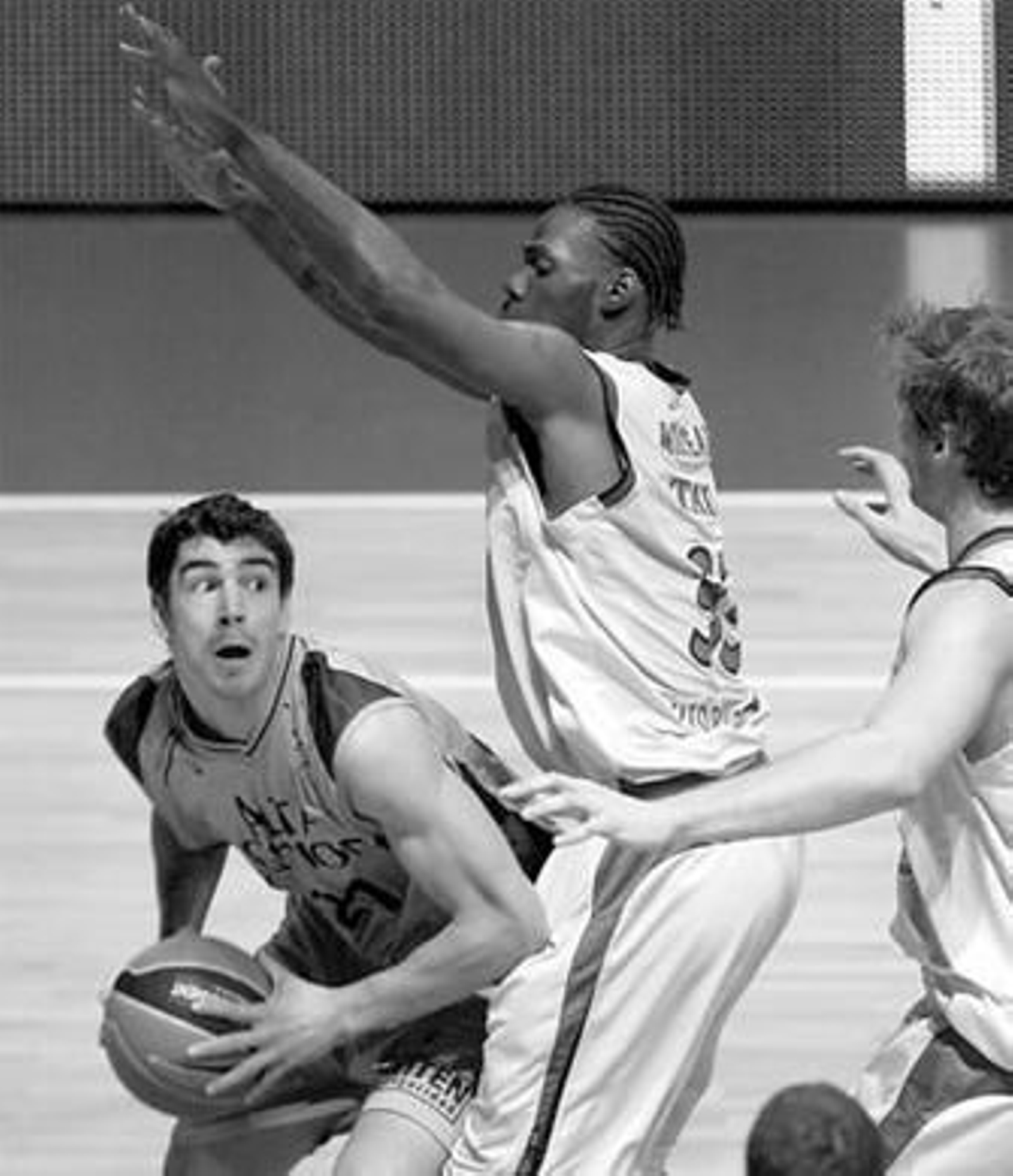 Saúl Blanco trata de eludir a Mickeal.