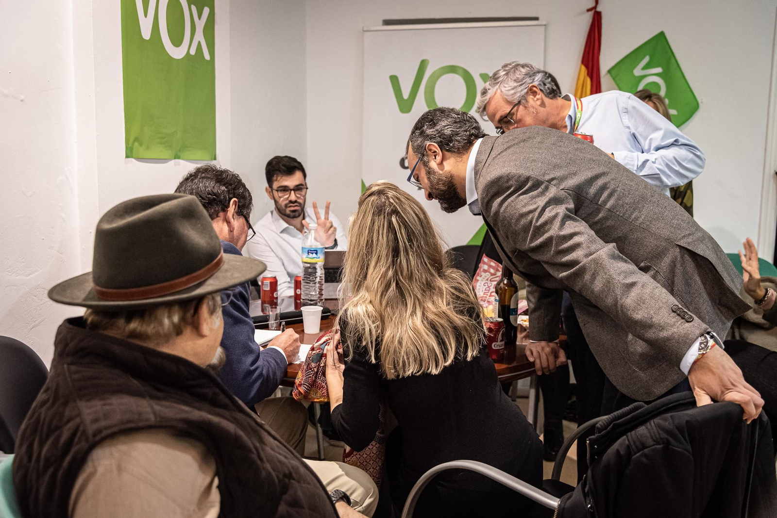 Imágenes de la jornada electoral en la sede de VOX en Huelva
