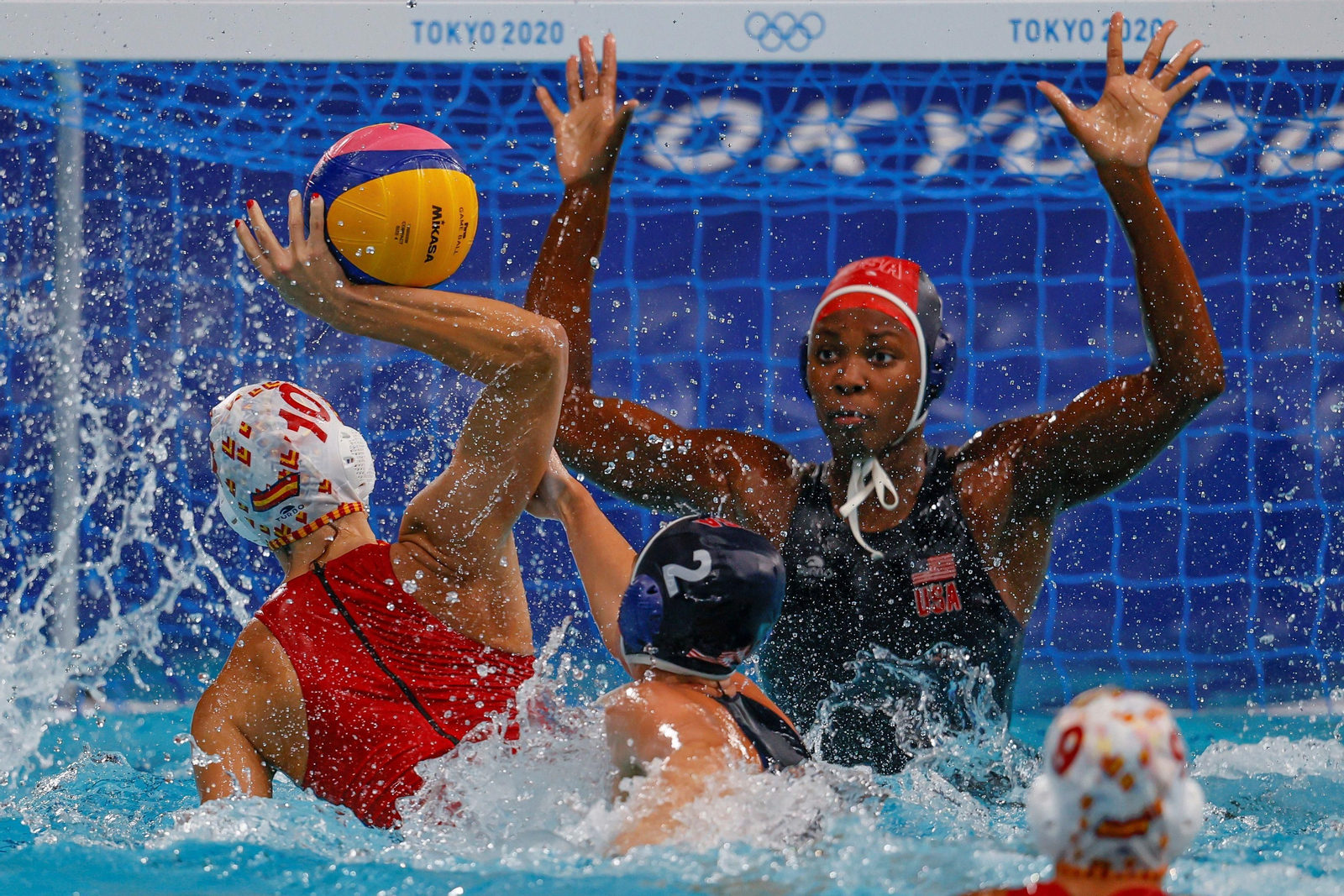 La española Roser Tarragó lanza el balón a la portería defendida por la estadounidense Ashleigh Johnson.