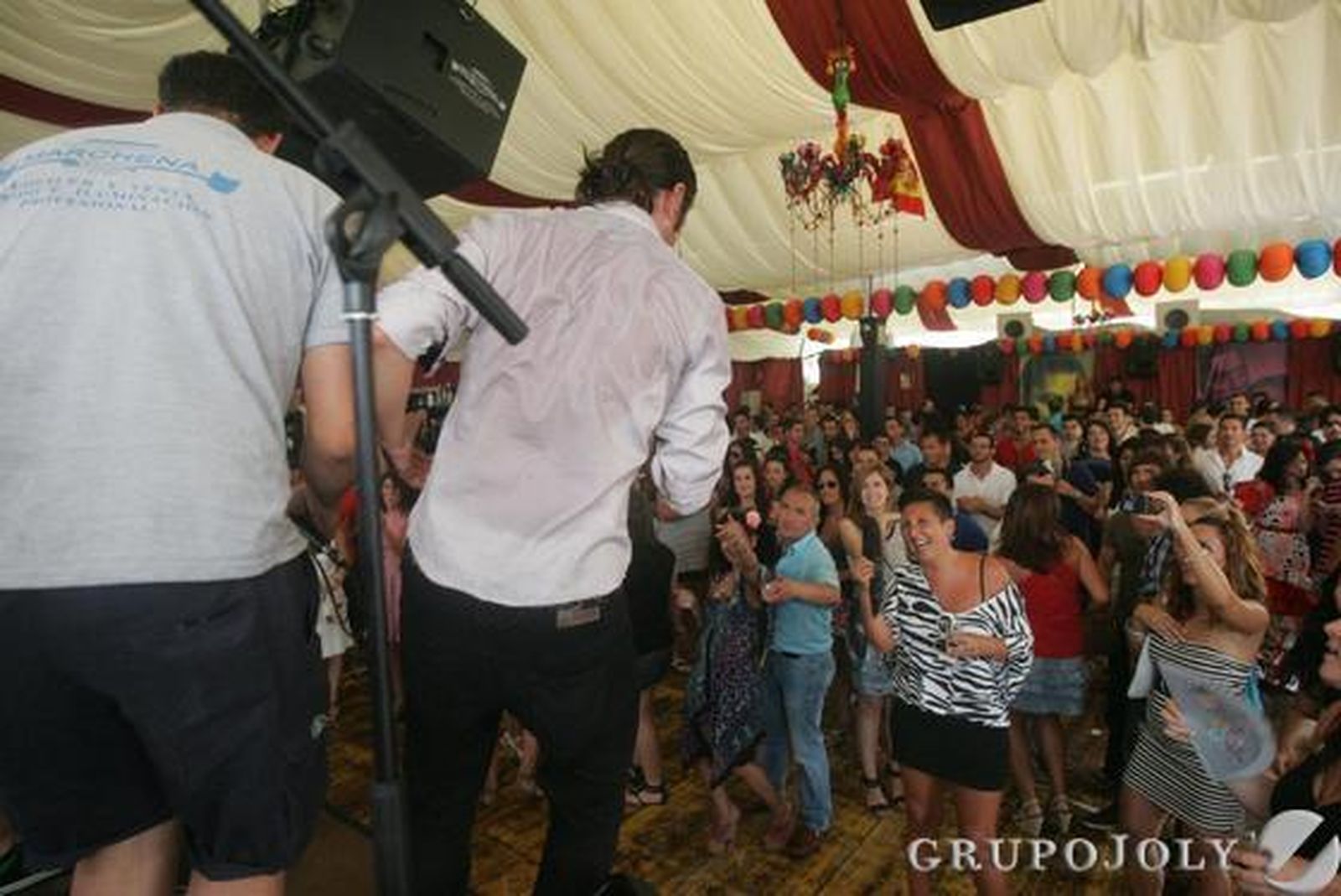 Los algecireños disfrutan de su último día de feria y se reúnen en el Real para contemplar el montaje pirotécnico con el que acaba la fiesta./J.M. Quiñones

Foto: J.M. Quinones