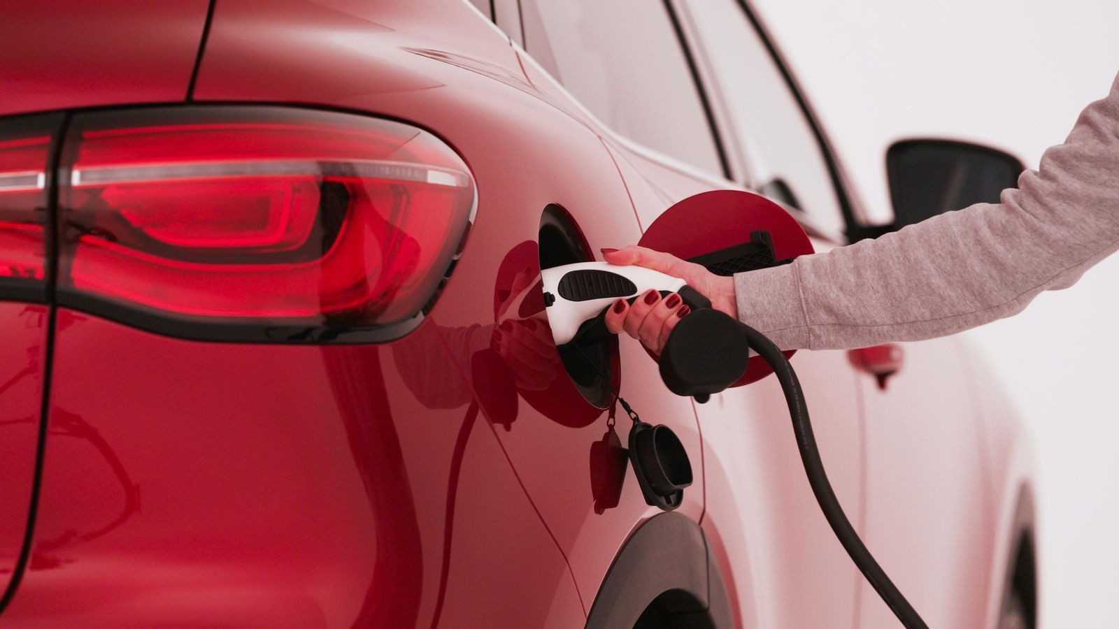 Han quedado en el aire no sólo las ayudas a la compra, sino también las de instalación de puntos de carga. Han quedado en el aire no sólo las ayudas a la compra, sino también las de instalación de puntos de carga.