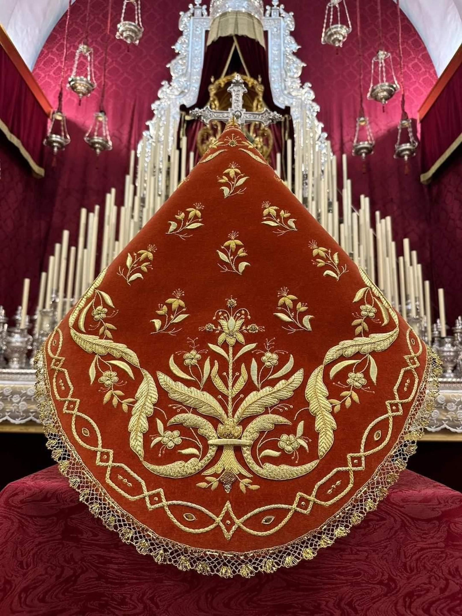 Vista trasera del nuevo manto de la Virgen de Aguas Santas.