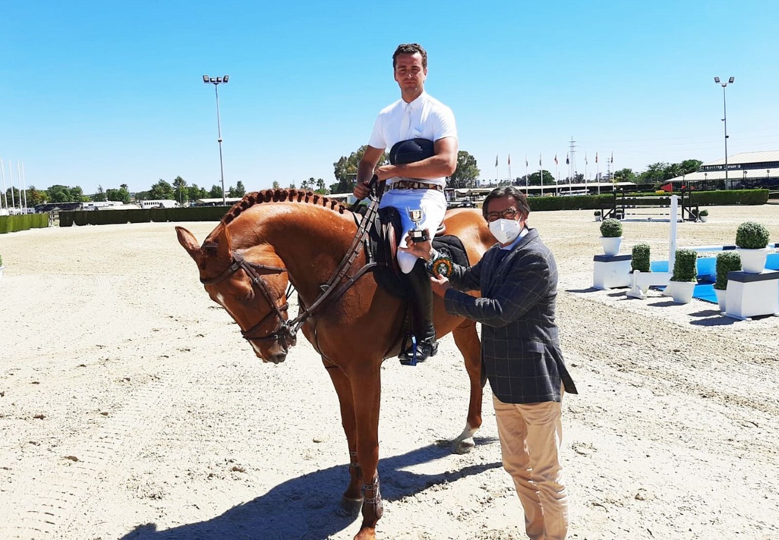 Alejandro Entrecales recibe el premio de manos del presidente del jurado, José Rodríguez.