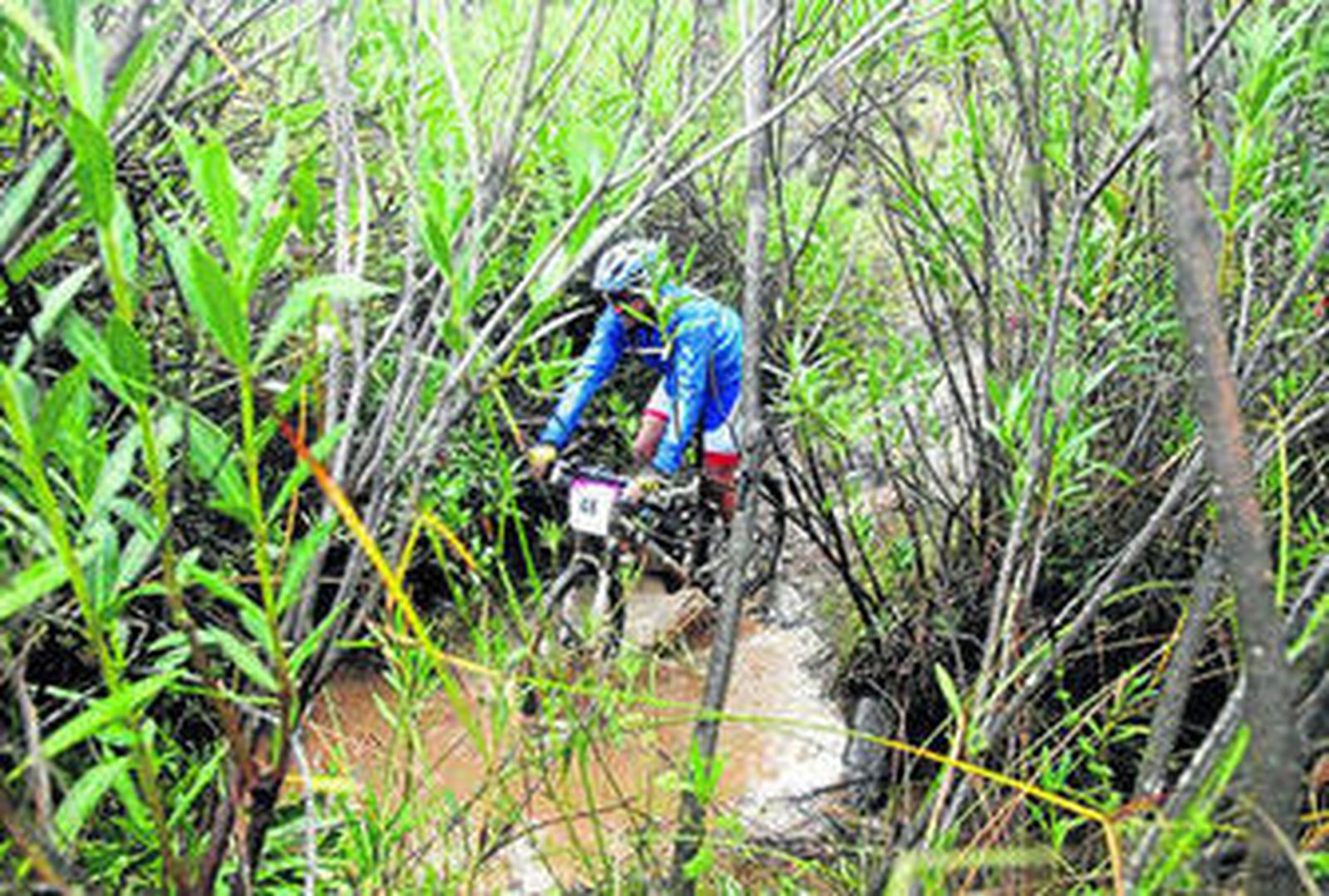 La prueba resultó muy dura y espectacular; abajo, Trujillo en el momento de cruzar la línea de meta.