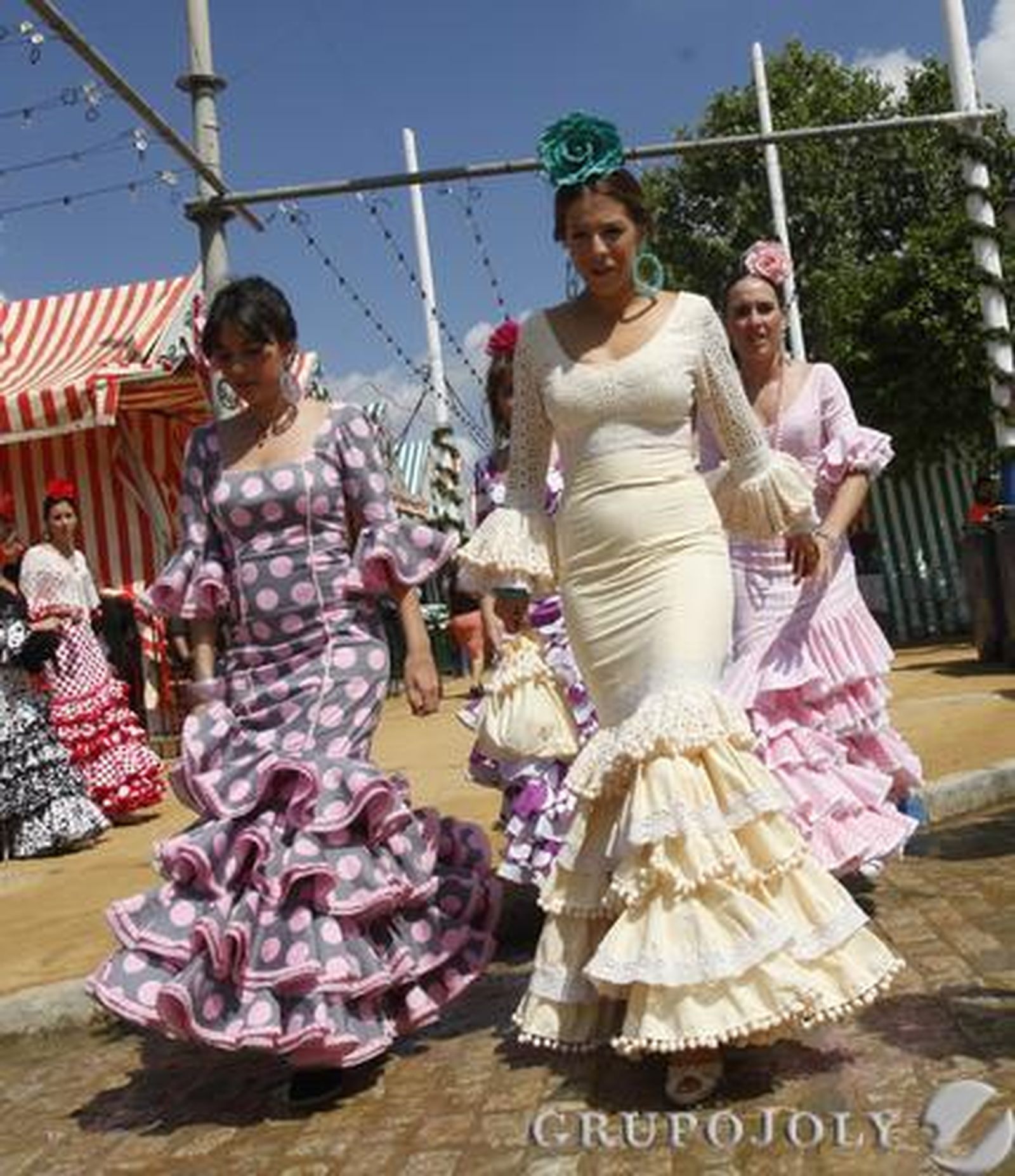 Varias chicas acuden al Real de la Feria.

Foto: José Ángel García