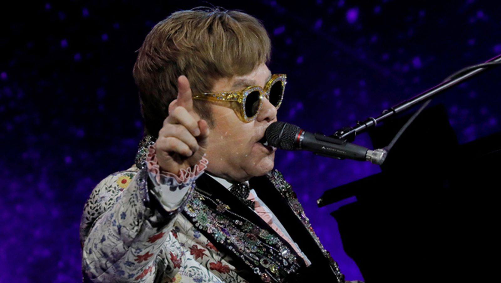 Elton John, durante su breve actuación en Nueva York.