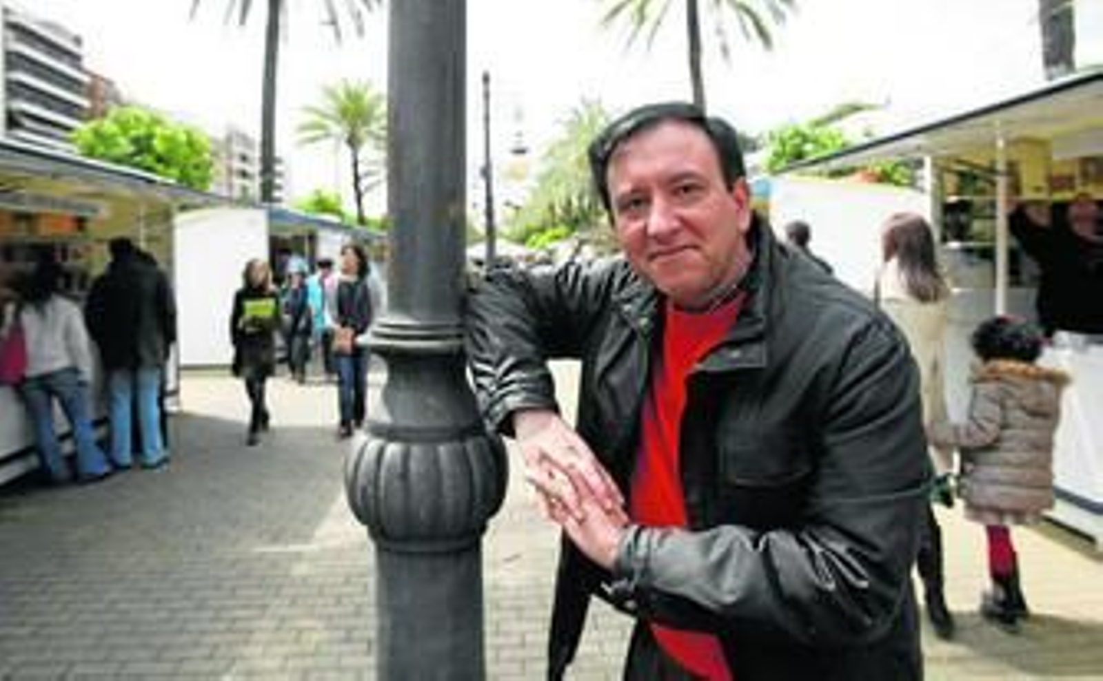 Eduardo García, en 2009, en la Feria del Libro tras conocer su Premio Nacional de la Crítica.