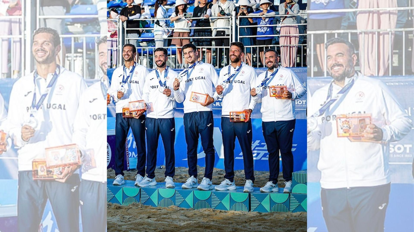 Pedro Soria Serrano (el primero a la derecha) con parte del equipo de balonmano playa en el podio.