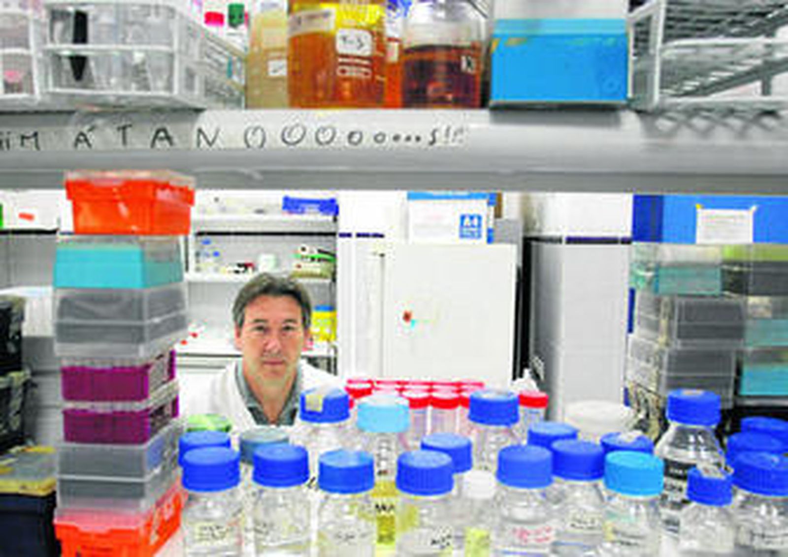 El catedrático de Bioquímica y Biología Molecular Miguel Ángel Botella en uno de los laboratorios de la Universidad de Málaga.