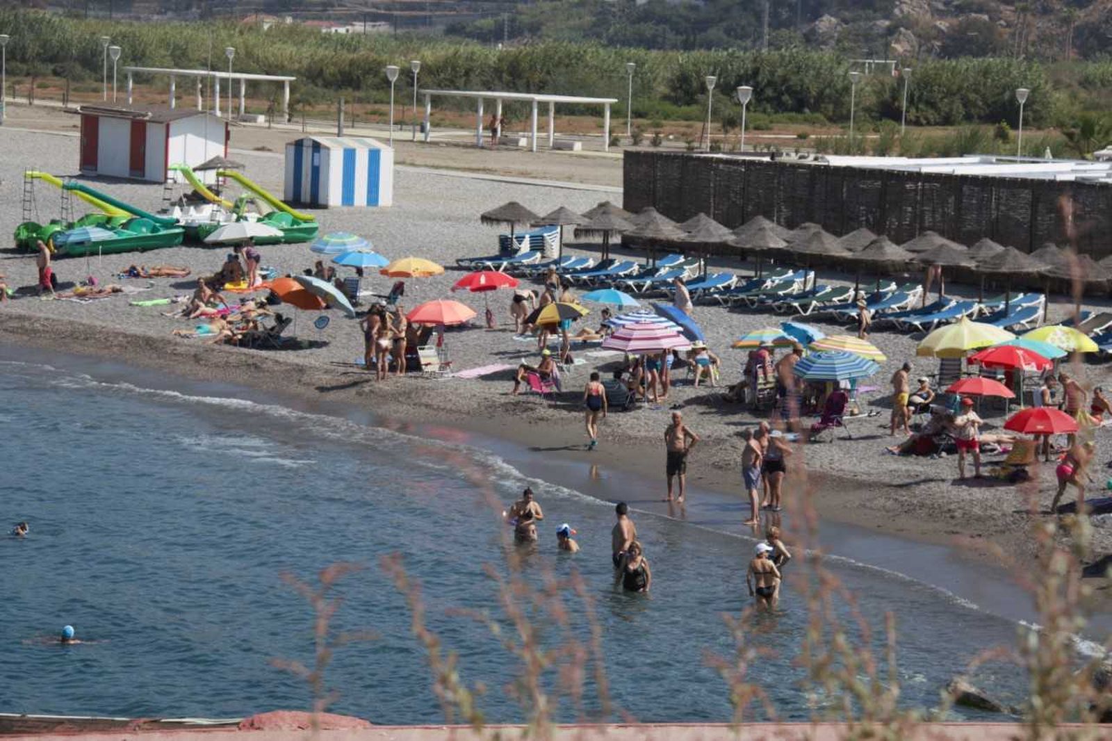 Los técnicos estudian la procedencia de la mancha en la playa de Salobreña