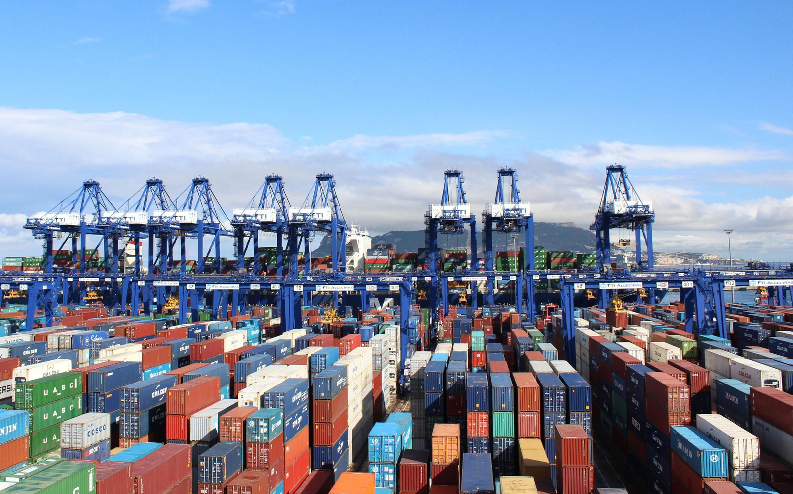 Contenedores preparados para salir de puerto.